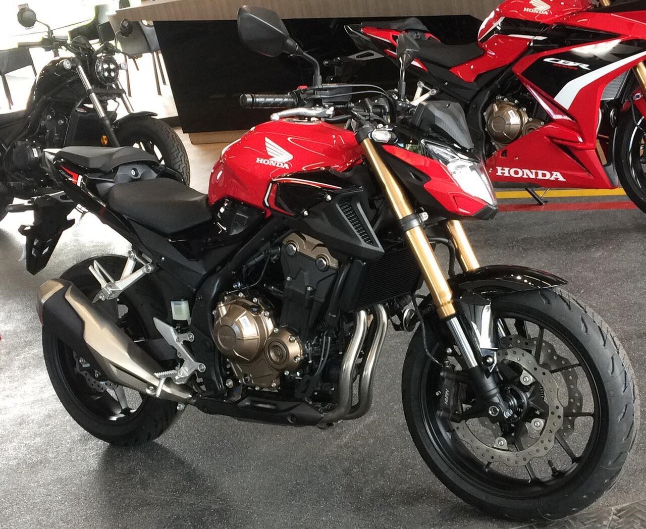 Honda CB500F commuter motorcycle — the 16/43 class of middleweight that benefits most from a one-tooth front sprocket change