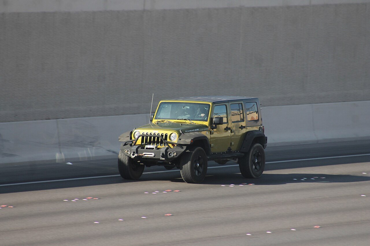 Lifted Jeep on 35-inch tires — find its row on the gear ratio chart to read the new cruise RPM